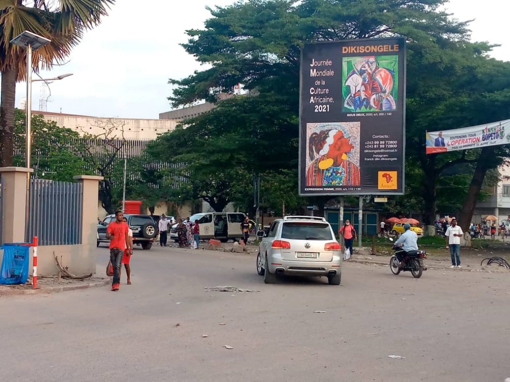 Dikisongele: Célébration de la culture africaine en panneaux géants