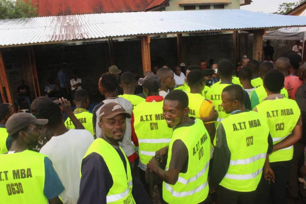 Widal Fondation: Des gilets pour mieux identifier les taxis moto à l’Equateur
