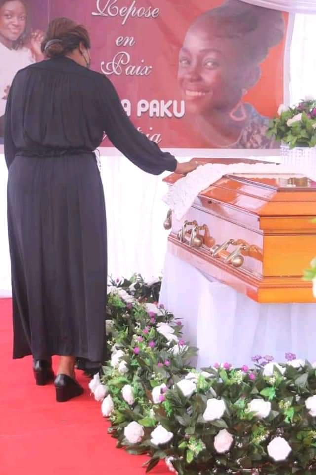 Denise Nyakeru pleure la petite Mwanza