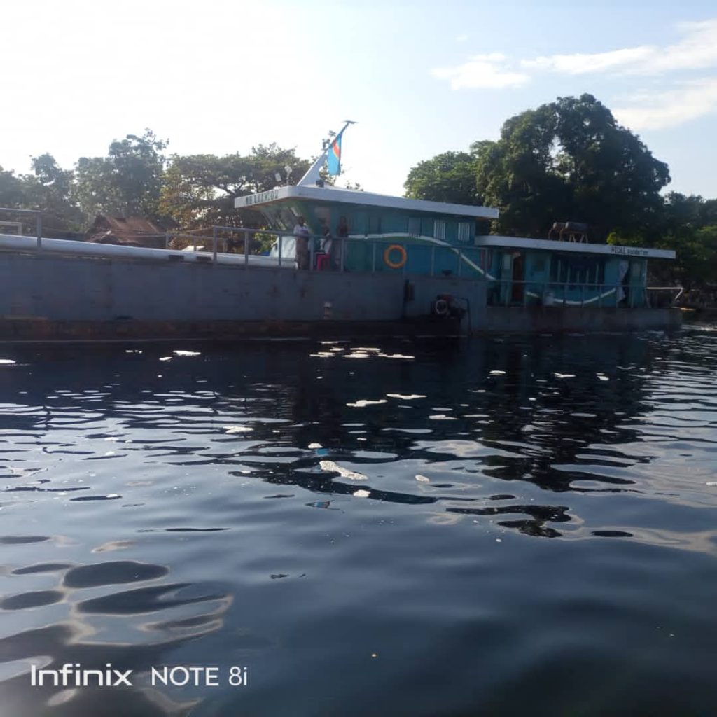Équateur : une baleinière de fortune heurte le bateau MB LOANDO II sur la rivière Ruki et fait deux morts