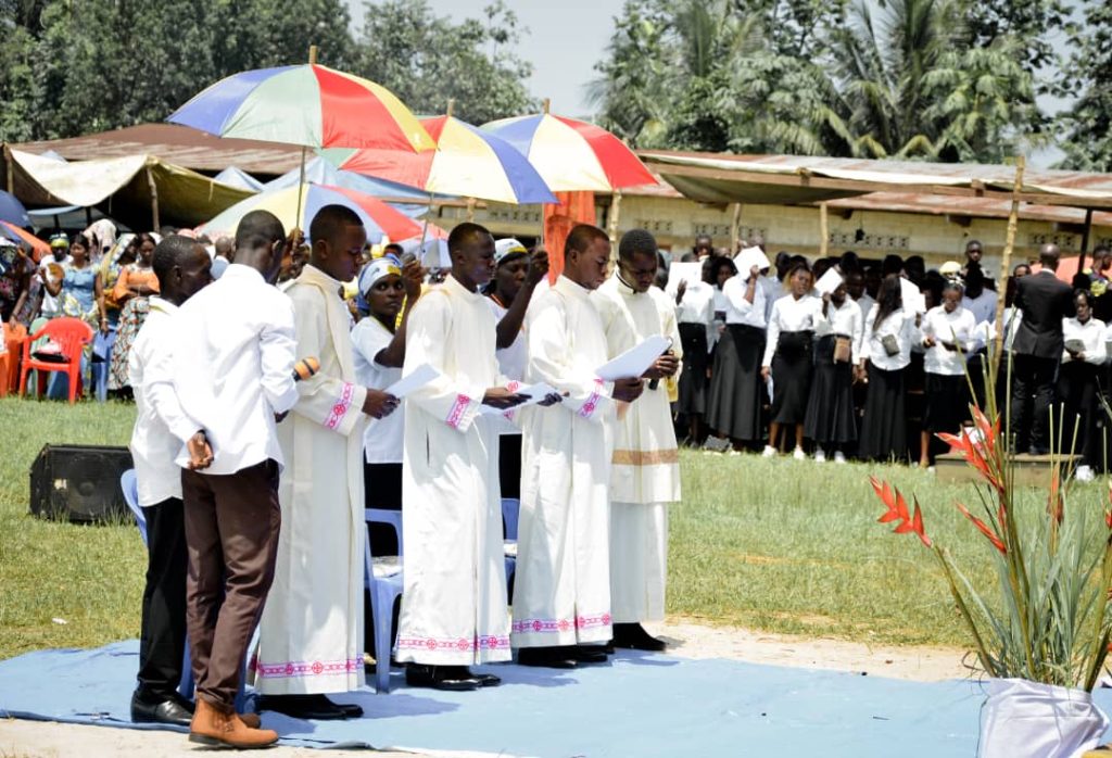 AREP: Le SG Pascal NKANGA, offre de la mobilité à 3 diacres ordonnés à la paroisse des Martyrs de l’Ouganda