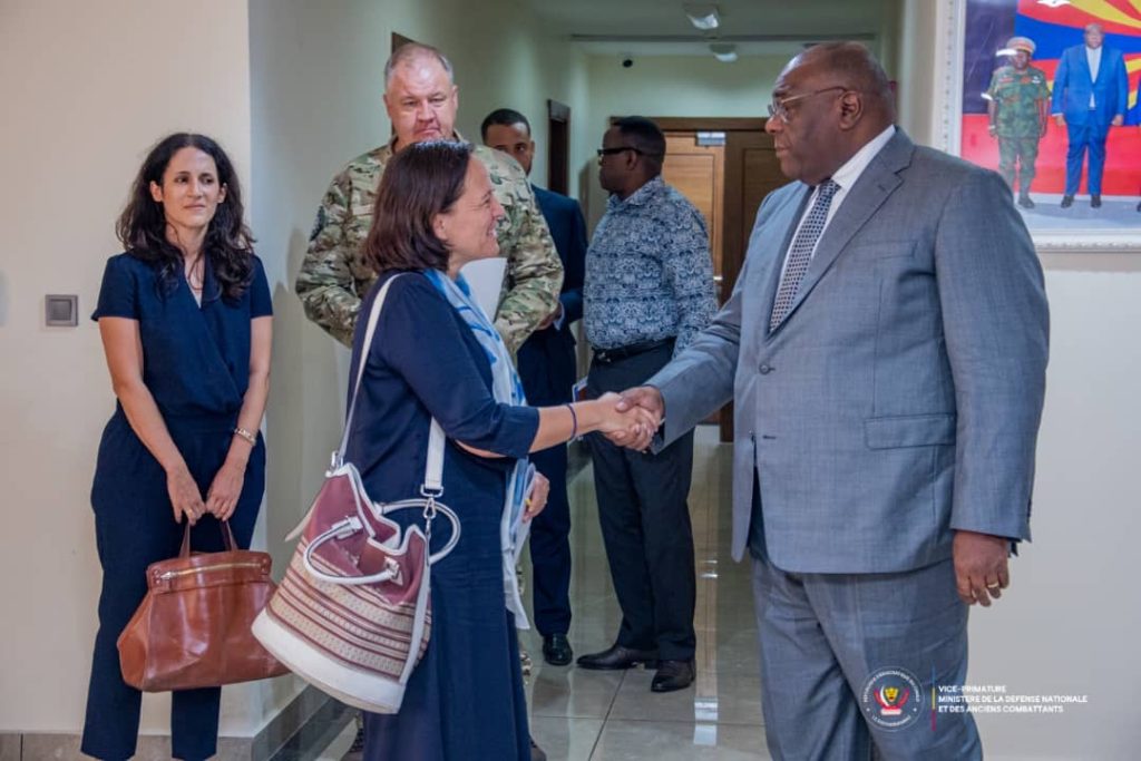 DEFENSE NATIONALE: La situation dans l’est de la RDC et la coopération militaire avec la Belgique, au centre des échanges entre l’Ambassadeur de Belgique et J.P. BEMBA