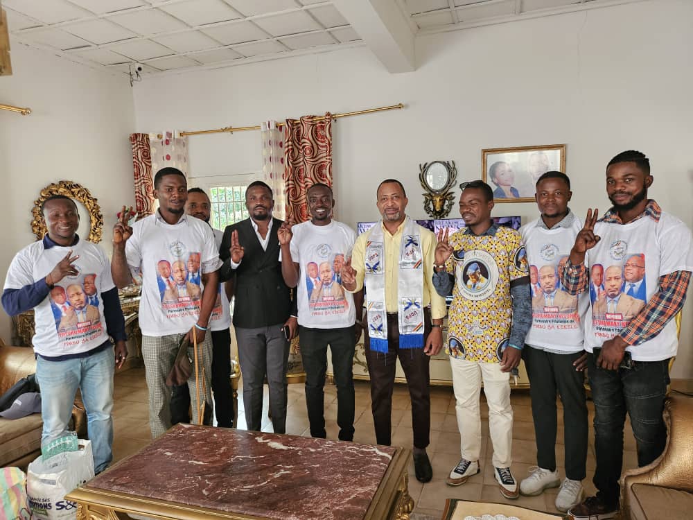 politique : Mfumu Totshumany Kisombe remet officiellement un lot de T-shirts et une enveloppe au groupe d’Animation de l’UDPS Tshisekedi FIMBU YA KELELE