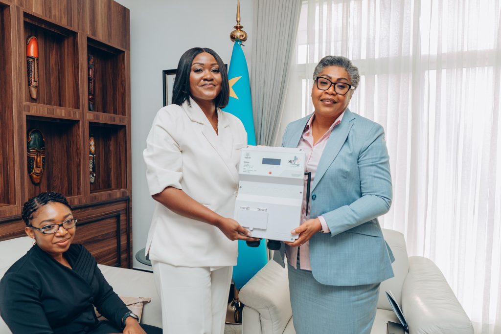Première logette intelligente en RDC : La Première Ministre soutient et félicite son inventrice