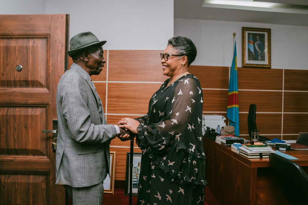 Culture : Judith Suminwa apporte son soutien au projet d’exposition des 90 ans du peintre Mavinga Ma Nkondo