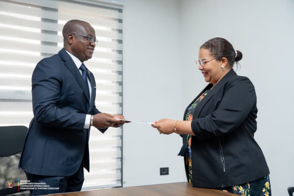 Diplomatie : Therese Kayikwamba recoit les lettres d’introduction de Maurice Azonnankpo